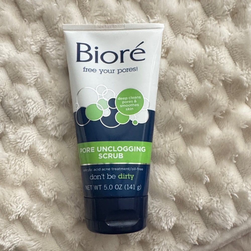 Bioré Pore Unclogging Scrub